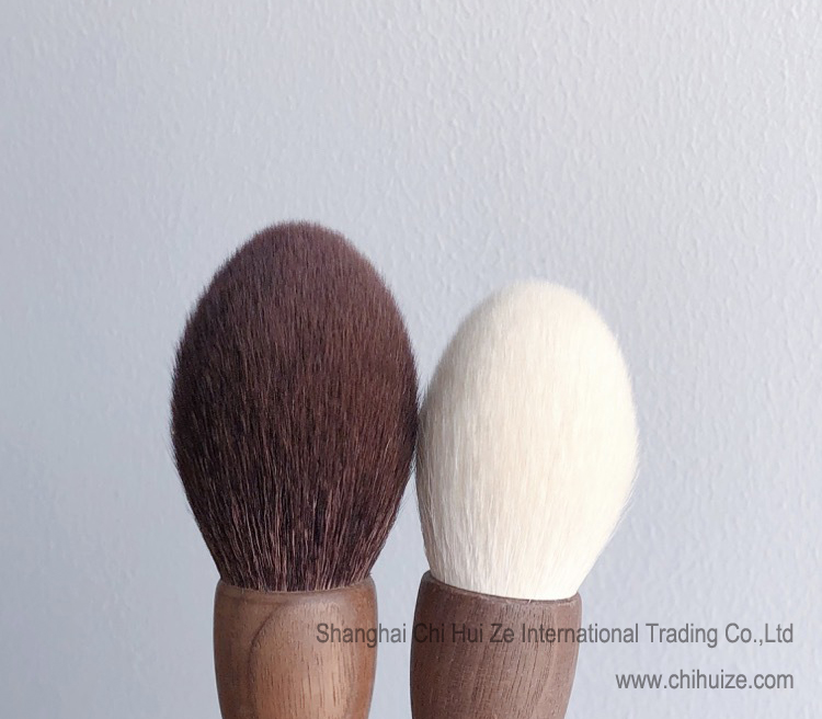 Wooden cosmetic brush 